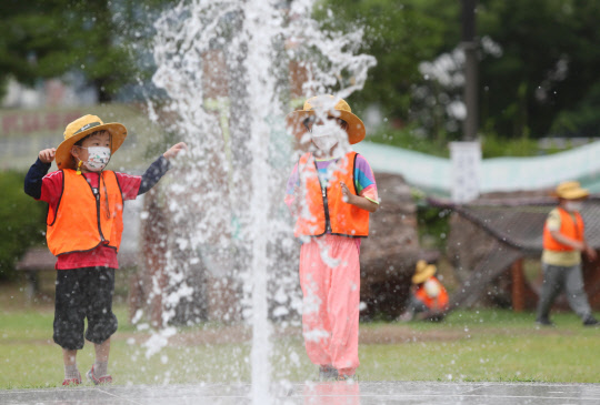 7일 오전 전북 전주시청 앞 노송광장 분수 주변에서 어린이들이 즐거운 한때를 보내고 있다. 연합뉴스